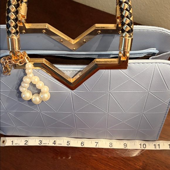 Elegant White Handbag with Gold Accents - Picture 15 of 17